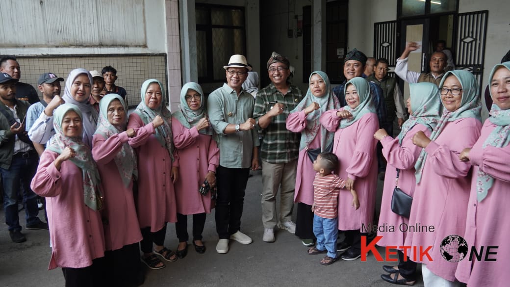 Bersumber dari ADD dan ADPD, Kang DS Serahkan Bantuan Kepada Masyarakat di Desa Cileunyi Wetan