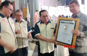 Prabowo Subianto Terima Pin Emas dari SMSI atas Dedikasinya Jaga Demokrasi