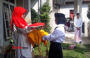 Warga Sindangsari Bersama Santri Ponpes Bustanul Ulum, Gelar Upacara HUT RI Ke-79