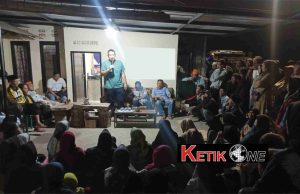 Calon Wakil Bupati KBB, Gilang Dirga Diserbu Warga