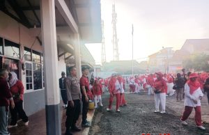 Ribuan Peserta Padati Gerak Jalan Sehat Di Desa Cangkuang Kulon