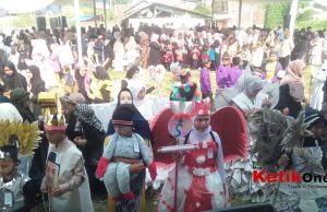 Kepala Desa Cigondewah Hilir Bersama Warga Meriahkan Hari Santri Nasional Dengan Ikuti Karnaval