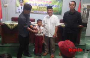 Pemdes Kopo Berikan Beasiswa Pada Anak Berprestasi Untuk Tingkat SD Dan SMP