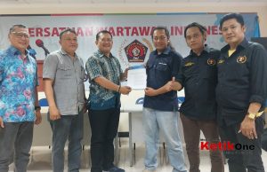 PWI Jaya Serahkan SK Pokja PWI PN dan Kejari Jaktim