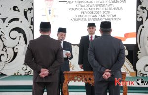 Bupati Dadang Supriatna Lantik Kadinsos Baru dan Ketua Dewan Pengawas PDAM