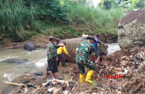 Aksi Sigap Babinsa Desa Sukapancar Koramil 1206/Pagerageung Kerja Bakti Bersama Masyarakat Bersihkan Aliran Sungai