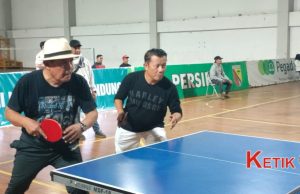 Dalam Pekan Olah Raga DPRD Kabupaten Bandung H. Dadang Suryana Ikuti Lomba Tenis Meja
