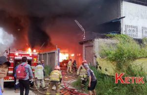 Kebakaran Haguskan Pabrik Lem Dan Plastik Diwilayah Desa Rahayu