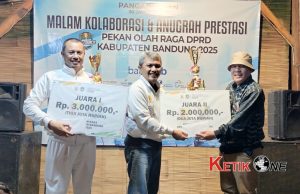 Dalam POR DPRD Kabupaten Bandung Untuk Lomba Bulu Tangkis Komisi D Dan B Juara 1 dan Juara 2