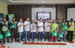 11 Ribu Paket Sembako Dibagikan Bupati Bandung untuk Pengemudi Opang dan Petugas Sampah di 31 Kecamatan