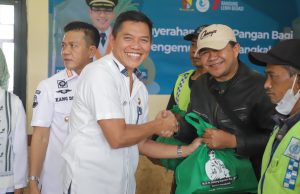 11 Ribu Paket Sembako Dibagikan Bupati Bandung untuk Ojek Pangkalan dan Petugas Sampah di 31 Kecamatan