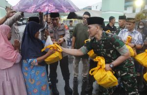 Sinergitas TNI-POLRI. Kapolda Jabar dan Dandim 0612/Tasikmalaya Berbagi Takjil untuk Masyarakat Kota Tasikmalaya