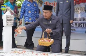 Sekda Zen Berkunjung Ke Makam Pahlawan KH Zainal Musthafa