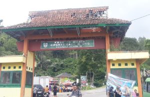 Hati-hati Berkunjung Ke Cipanas Galunggung, Gapura Pintu Masuk Terancam Ambruk?