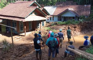 Akibat Longsor Dua Rumah Kena Dampak Dan Jalan Terputus