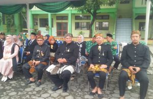 Para Kepala Desa dan Pjs serta Kelurahan ikuti Perayaan Hari Jadi Ke- 384 Kabupaten Bandung Kab.Bandung Ketikone – Kepala Desa Sukamenak, Kepala Desa Sayati, Kepala Desa Margahayu Tengah, Pjs. Desa Margahayu Selatan dan Kelurahan Sulaeman ikuti perayaan Hari Jadi Ke- 384 dan Hari Kartini Ke- 146 di SMPN 1 Margahayu, Desa Margahayu Selatan, Kecamatan Margahayu Kabupaten Bandung (21/4/2025). Menurut para kepala desa, yang diwakili oleh Kepala Desa Margahayu Selatan, Asep Zaenal mengatakan, Alhamdulillah hari ini kami bisa berkumpul dan bersilatuhrahmi dalam acara perayaan Hari Jadi Ke- 384 Kabupaten Bandung dan Hari Kartini Ke- 146, dalam hal ini kami merasa bangga dengan kemajuan yang diraih oleh masyarakat Kabupaten Bandung. Seperti halnya disampaikan oleh Pak Bupati Bandung, melaui Camat Margahayu, Kabupaten Bandung sudah berusia hampir empat abad, disini kami juga untuk meneguhkan komitnen yang terus melangkah maju demi masa depan Kabupaten Bandung yang lebih BEDAS. Dimana dengan semangat Bandung lebih BEDAS 2025, kita wujudkan pemerataan kualitas SDM dan insfratruktur dalam menunjang pelayanan publik yang optimal. Hal yang sama dikatakan Pjs. Desa Margahayu Selatan, juga sebagai Kanit Satpol PP Kecamatan Margahayu, Anton Hartawan, dalam Hari Jadi Ke- 384 dan Hari Kartini Ke- 146, sekaligus Louncing program Nyaah Ka Indung, intinya untuk Hari ini sesuai apa yang di sampaikan Pak Bupati, dengan mewujudkan pembangunan yang merata, berkeadilan dan berkelanjutan, dengan menempatkan kualitas sumber daya manusia serta insfratruktur sebagai pondasi utama dalam meningkatkan pelayanan publik yang optimal bagi seluruh lapisan masyarakat Kabupaten Bandung. Kepala Desa Sukamenak, Taufik dan Kepala Desa Sayati, Nandar, di usia 384 tahun, kita semua melanjutkan estapet perjuangan dalam bentuk kerja nyata melalui berbagai program pembangunan di tengah berbagai tantangan kita tidak boleh lengah, daya saing daerah harus terus diperkuat salah satunya melalui peningkatan kualitas SDM, insfratruktur dalam menunjang pelayanan publik yang optimal. “Selamat Hari Jadi Ke- 384 Kabupaten Bandung”.