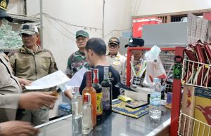 Satpol PP Kecamatan Margaasih Bersama Polsek Margaasih dan Koramil Margahayu Razia Minuman Keras
