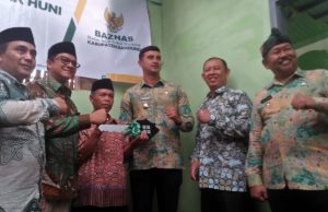 Wakil Bupati Bandung Didampingi Wakil Baznas, Kadisperkintam, Hadiri Penyerahan Kunci pada salah satu warga Yang rumahnya telah diperbaiki