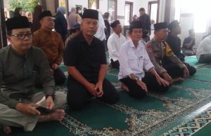 Camat Kutawaringin Bersama Kepala Desa Jelegong Ikut Berduka Cita Atas Meninggalnya Hj. Titik Kartika