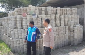 Untuk Tingkatkan Kamtibmas Kapolsek Margaasih bersama Pemdes Nanjung Lakukan Monitoring Pemasangan PJU Oleh Dishub