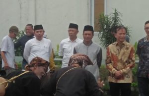 Bupati Bandung Didampingi Kadisperkimtan Terima 10 PSU Di Beberapa Wilayah Di Kabupaten Bandung