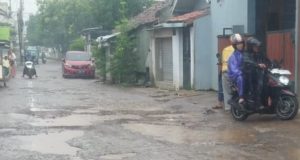 Akses Jalan Menuju Tol Melalui Kampung Cikundul Desa Kopo Banyak Yang Rusak