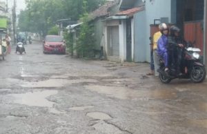 Akses Jalan Menuju Tol Melalui Kampung Cikundul Desa Kopo Banyak Yang Rusak