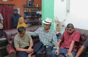 Pasangan Kembar Soni dan Seno Terlihat Senang Saat Ditemui Bupati Kang DS: Dapat Bantuan Domba beserta Kandangnya