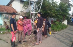 Untuk Ciptakan Bersih Lingkungan Ketua Rw04 Bersama Warga Lakukan Kerja Bakti