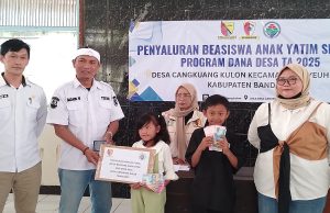 Pemdes Cangkuang Kulon Salurkan Beasiswa Sekolah Pada Anak Yatim