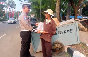 Satlantas Polres Metro Tangerang Kota, Bagikan Beras untuk Pemulung