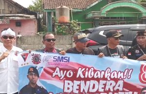 SMSI dan Brimob Bagikan 2 Ribu Bendera Merah Putih Untuk Pengendara Jalan
