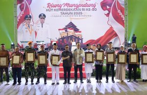 Semua Petugas Upacara HUT RI ke-80 Dapat Hadiah Beasiswa dari Bupati Bandung