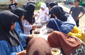 HUT RI Ke-80, Ponpes Bustanul Ulum Adakan Lomba Makan Bakso