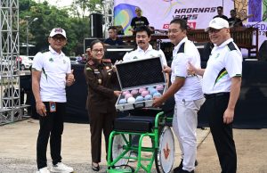 Kajati Jabar Menyerahkan Bantuan Alat Olah Raga Dalam Pembukaan Pekan Paralimpik Daerah (PEPARDA) Jawa Barat