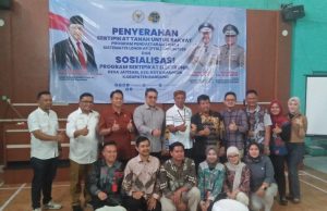 Kepala Kantor ATR/BPN Kabupaten Bandung Wakil Ketua Komisi II DPR RI Dan DPRD Kabupaten Bandung Serahkan Sertipikat PTSL