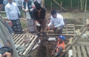 Bupati Bandung Bersama Para Tokoh Agama Serta Camat Kutawaringin Dan Kepala Desa Hadir Dipeletakan Batu Pertama