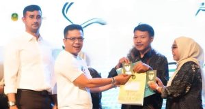 Bupati Bandung Serahkan Dokumen Hasil Isbat Nikah Kepada Pasangan Sah Secara Hukum