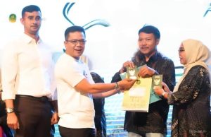 Bupati Bandung Serahkan Dokumen Hasil Isbat Nikah Kepada Pasangan Sah Secara Hukum