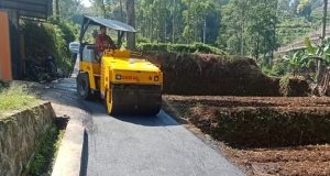 Dukungan Kang DS, Pemdes Tribakti Mulya Hotmix Dua Titik Jalan Desa untuk Tingkatkan Akses Warga