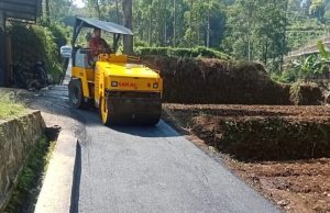 Dukungan Kang DS, Pemdes Tribakti Mulya Hotmix Dua Titik Jalan Desa untuk Tingkatkan Akses Warga