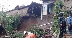 Tanah Longsor Terjang Permukiman, Desa Rancakole Kecamatan Arjasari Warga Di Evakuasi Ke Tempat Aman