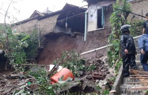 Tanah Longsor Terjang Permukiman, Desa Rancakole Kecamatan Arjasari Warga Di Evakuasi Ke Tempat Aman