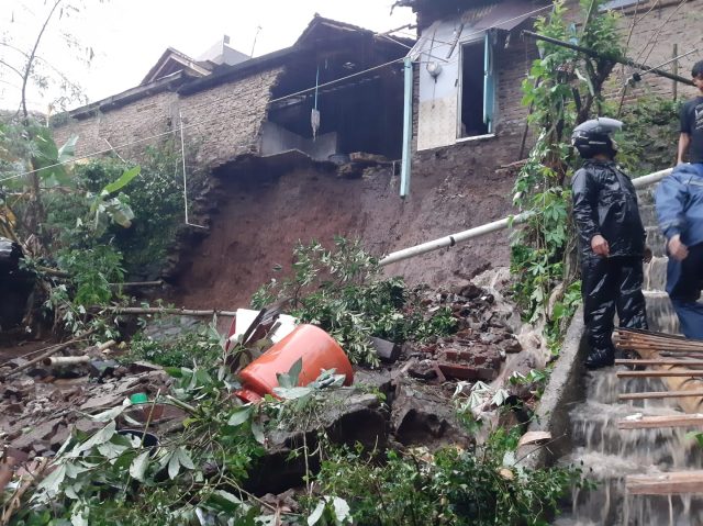 Tanah Longsor Terjang Permukiman, Desa Rancakole Kecamatan Arjasari Warga Di Evakuasi Ke Tempat Aman