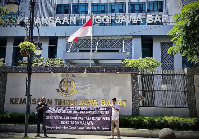 Tercium Aroma Suap di PUPR Kota Tasikmalaya, Warga Geruduk Kejati Jabar!