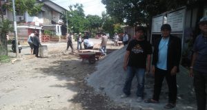 Pemdes Mekarrahayu Perbaiki Jalan Desa Yang Rusak Diwilayah Bumi Asri