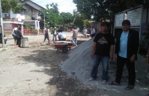 Pemdes Mekarrahayu Perbaiki Jalan Desa Yang Rusak Diwilayah Bumi Asri