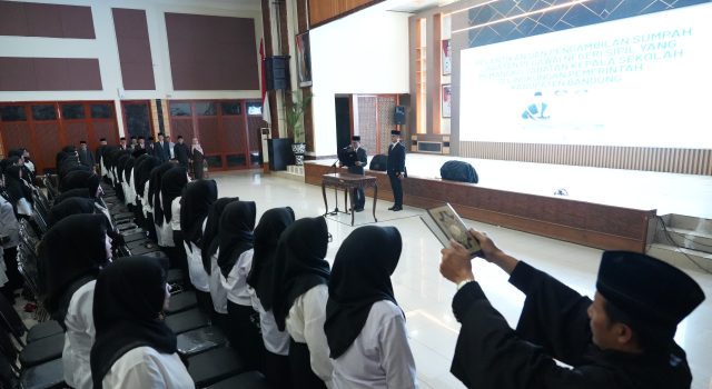 Bupati Bandung Melantik 309 Kepala Sekolah Untuk Sekolah Dasar (SD) Dan SeKolah Menengah Pertama Negeri (SMPN)
