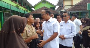 Wujud Kepedulian Pendidikan, Wali Kota Viman Distribusikan Bantuan Tasik Pintar