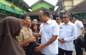 Wujud Kepedulian Pendidikan, Wali Kota Viman Distribusikan Bantuan Tasik Pintar